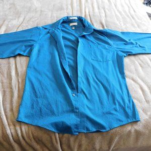 Beautiful Van Heusen Button Up shirt